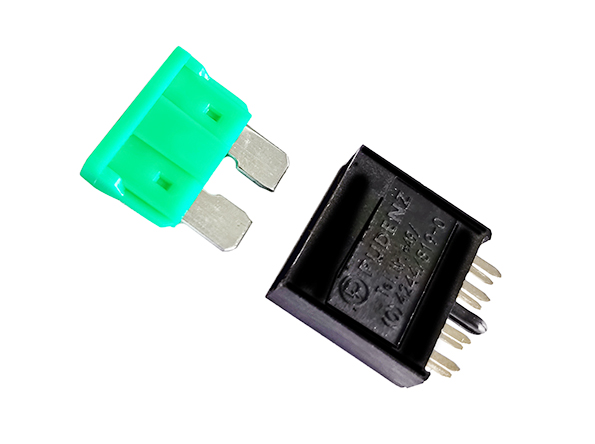 中號(hào)汽車(chē)插片保險(xiǎn)絲座FY-178-6165 UL CE ROHS 中號(hào)汽車(chē)插片保險(xiǎn)絲座FY-178-6165 UL CE ROHS